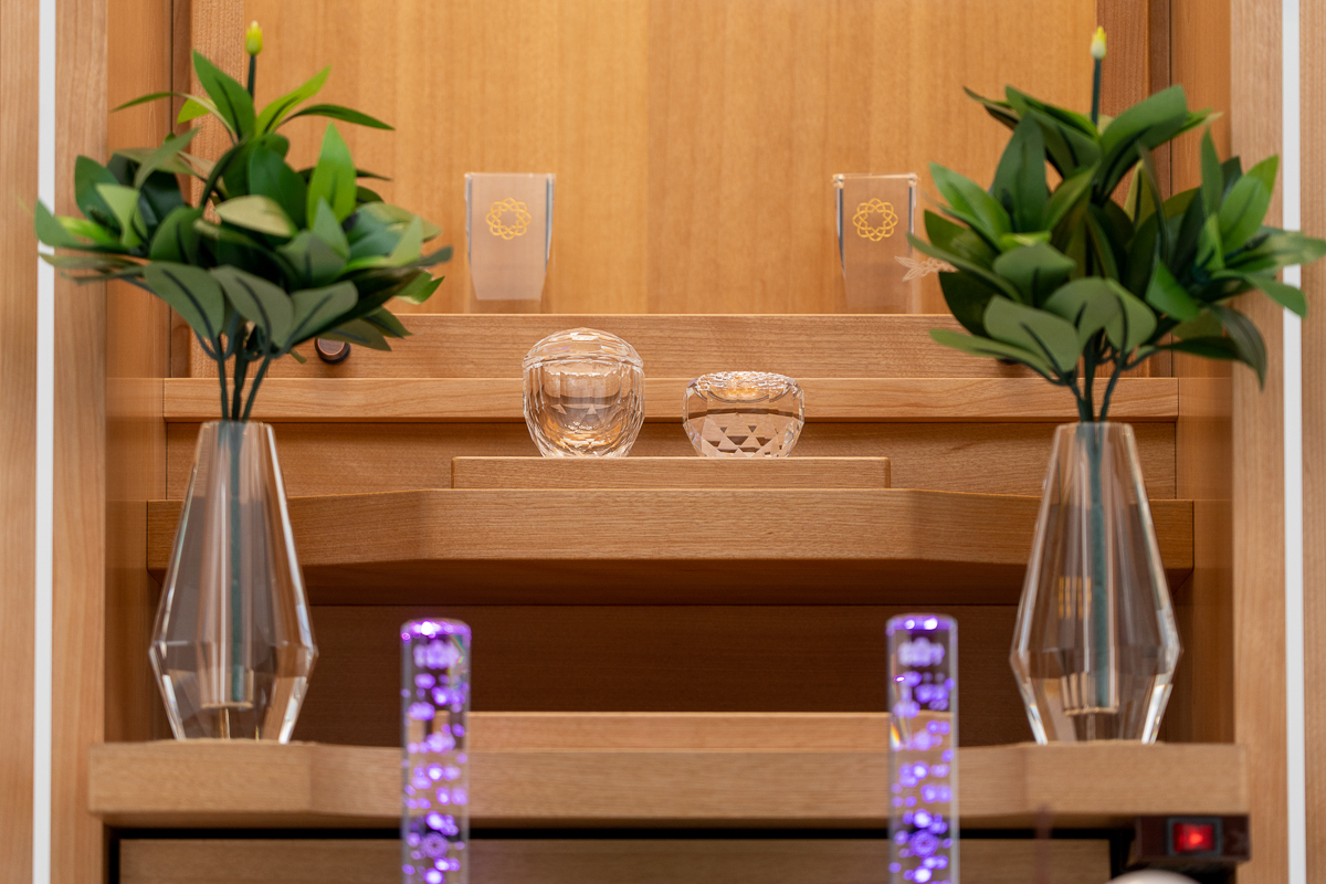 家具調仏壇淡桜｜樺桜｜徳島仏壇｜アクリル扉｜椅子対応｜特装御本尊